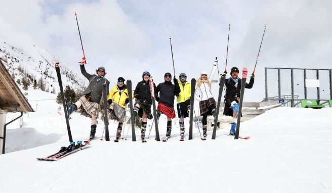 Kilt-Skitag in den Nockbergen: Statt im dicken Skianzug geht\'s für Wintersportler im Rock über die Pisten. (zu dpa: «Österreich sucht den Schneeballschlacht-Meister»)
