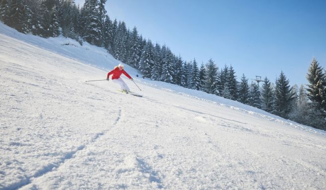 Damit sich der Körper wieder an die Bewegungsabläufe gewöhnen kann, wählen Skifahrer zum Einstieg am besten eine leichte Piste. Damit sich der Körper wieder an die Bewegungsabläufe gewöhnen kann, wählen Skifahrer zum Einstieg am besten eine leichte Piste.