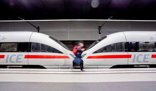 Mit der Bahn ist man im Vergleich zum Fliegen klimaschonender unterwegs.