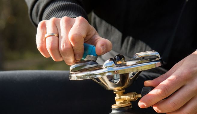 Bei vielen Gaskochern braucht man zum Entzünden ohnehin Feuerzeug oder Streichholz - doch auch bei Kochern mit Piezo-Zündung sollte man eins von beiden parat haben, falls die Zündung streikt.