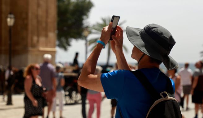 Schnappschuss mit dem Smartphone: Einer Umfrage zufolge bestimmt die Aussicht, ein tolles Foto oder Video in sozialen Netzwerken zu teilen, auch manche Ausflugsplanung.