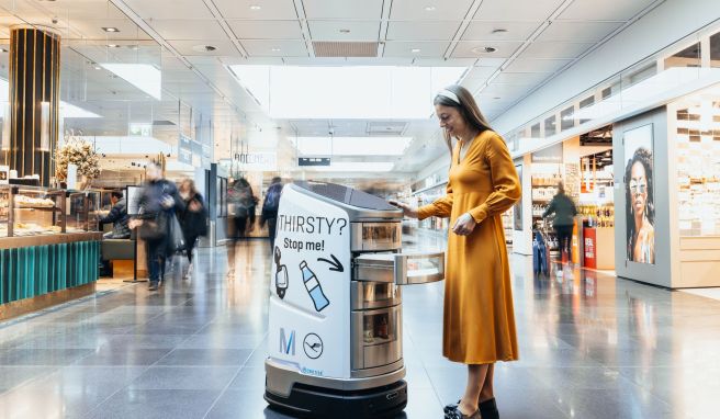 Imbiss vom Roboter Drolliger Snackbot am Münchner Flughafen unterwegs