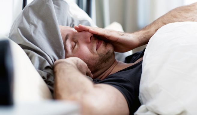 Müde, platt - fast schon verkatert: So macht sich ein Jetlag bemerkbar.