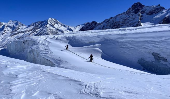 Vorn wird gespurt, hinten ausreichend Abstand gehalten: Eine kleine Seilschaft bahnt sich entlang von Gletschereis den Weg durch den Schnee. Vorn wird gespurt, hinten ausreichend Abstand gehalten: Eine kleine Seilschaft bahnt sich entlang von Gletschereis den Weg durch den Schnee.