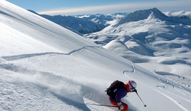 Solche Schwünge im Tiefschnee sind der Traum vieler Skifahrer: Doch das Lawinenrisiko sollte man dabei nie vergessen.