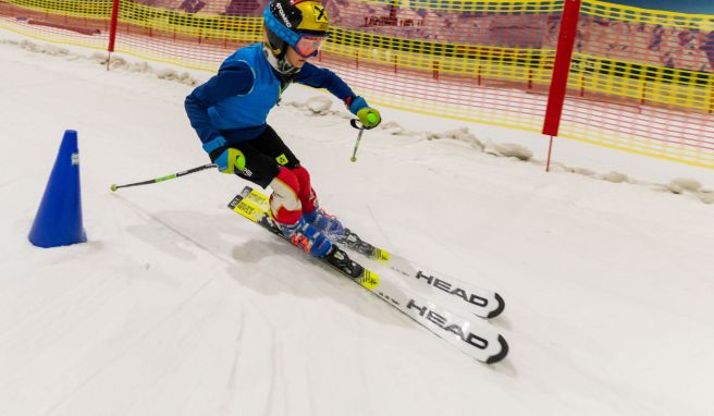 Tüfteln in der Skihalle  Snow Dome: So entsteht griffiger Schnee im Sommer