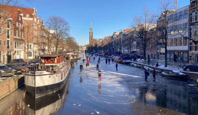Schon im Februar 2021 waren viele Amsterdamer Grachten zugefroren. Nun hoffen Schlittschuhfans wieder auf ausreichend Frost. Schon im Februar 2021 waren viele Amsterdamer Grachten zugefroren. Nun hoffen Schlittschuhfans wieder auf ausreichend Frost.