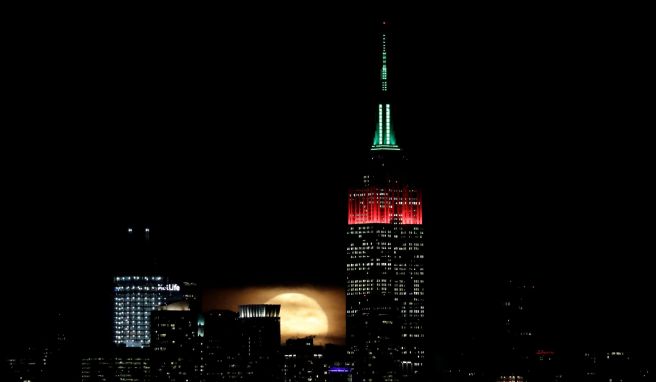 New York  Empire State Building strahlt zum 100. von Judy Garland