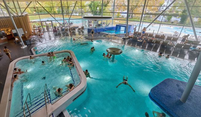 Besucher entspannen sich in den Becken der Emser Therme. Bisher bleiben die Besucherzahlen konstant.