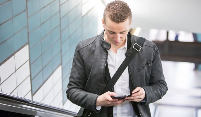 Geht auch am Smartphone: Bahnkunden, deren Züge während des Streiks verspätet oder gar nicht gefahren sind, sollten sich zeitnah um eine Entschädigung bemühen. 