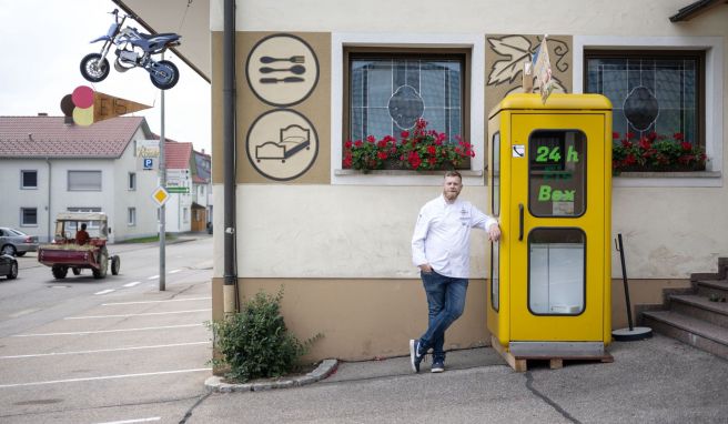 Eric Goll, Geschäftsführer des Hotel Gasthof Rössle, hat eine ausgemusterte Telefonzelle zu einem «Eishäusle» umfunktioniert. 
