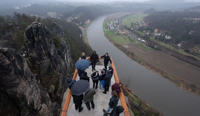 Der neuen Aussichtssteg rund 200 Meter über der Elbe im Nationalpark Sächsische Schweiz besteht aus einer Spannbetonkonstruktion für die rund 40 Kubikmeter Beton verbaut wurden.
