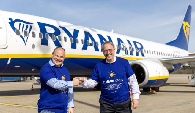 Michael Hupe (r), Geschäftsführer des Nürnberger Airports, und Ryanair-Marketingchef Dara Brady freuen sich über die neuen Reiseziele, die bald von Nürnberg aus angeflogen werden. 