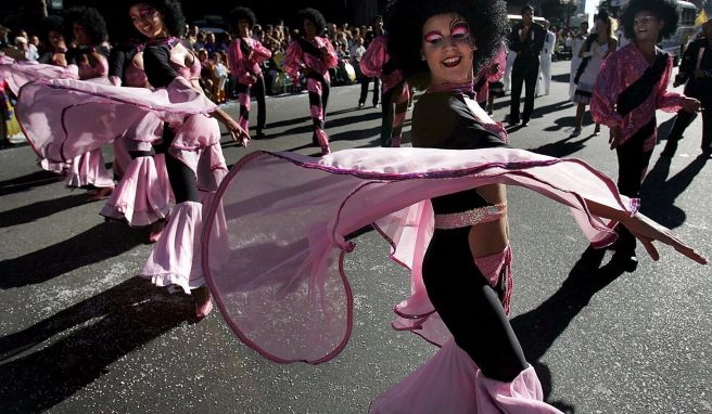 Karneval von Montevideo: Der Eröffnungsumzug findet jedes Jahr Anfang Januar in der Avenida 18 de Julio statt. 