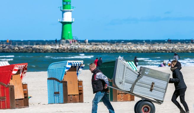 Die ersten Strandkörbe bringt Familie Nehls von der gleichnamigen Strandkorbvermietung an den Ostseestrand in Warnemünde.