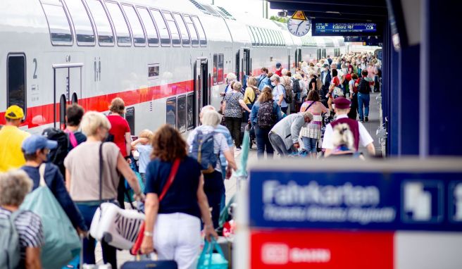 Laut dem Statistischen Bundesamt reisten durch das 9-Euro-Ticket deutlich mehr Menschen mit dem Zug in deutsche Tourismusregionen. Laut dem Statistischen Bundesamt reisten durch das 9-Euro-Ticket deutlich mehr Menschen mit dem Zug in deutsche Tourismusregionen.