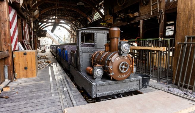 Wiederaufbau im Europa-Park: Neue Wagen des Achterbahnklassikers «Alpenexpress Enzian» stehen bereit. Die Anlage war bei einem Brand beschädigt worden.