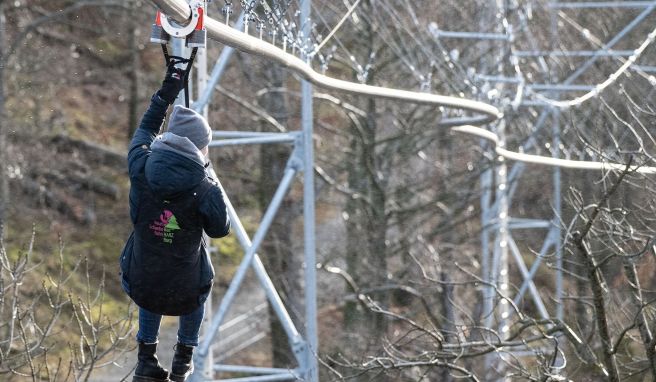 Eva-Christin Ronkainen-Kolb, Geschäftsführerin der HarzVenture GmbH, probiert die Baumschwebebahn Harz am Burgberg aus. 