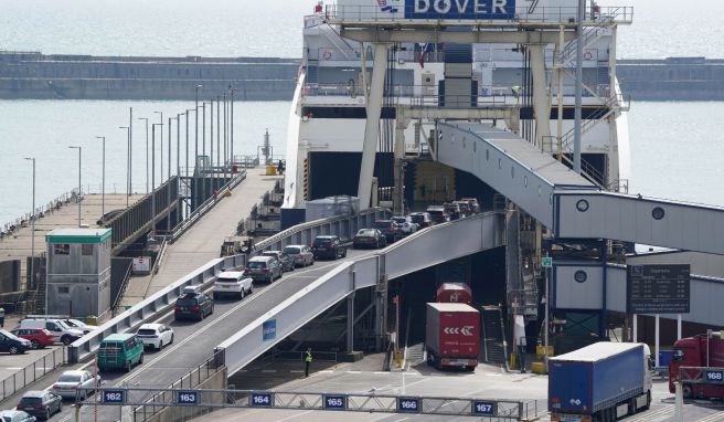 Passagierfahrzeuge fahren auf eine DFDS-Fähre im Hafen von Dover, während die Fahrten von P&O Ferries weiterhin ausgesetzt sind. 