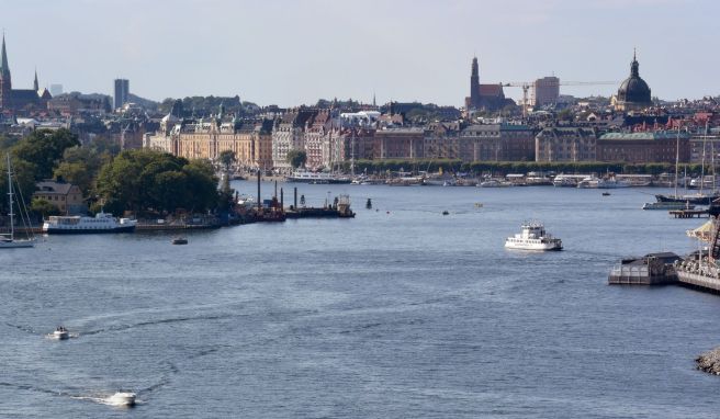 In Stockholm fahren diverse Fähren von zentralen Anlegestellen - zwischen den großen Inseln, auf denen die schwedische Hauptstadt liegt. Aber auch zu den entfernteren Schären.