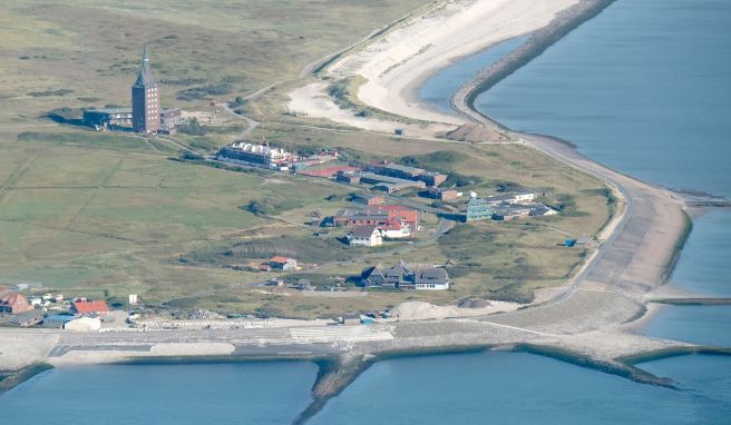 Mit einer Schnellfähre will die Deutsche Bahn die Fährverbindung zwischen der Nordseeinsel Wangerooge und dem Festland ausbauen. 