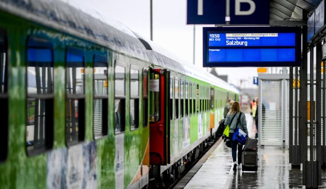 Viele Skigebiete in den Alpen sind gut mit der Bahn erreichbar: In einigen Orten führt der Weg vom Bahnhof direkt zur Talstation.