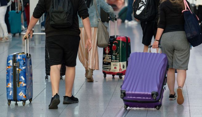 Mit dem Ferienbeginn in Nordrhein-Westfalen rollt auf die Flughäfen die erste große Reisewelle des Sommers zu. Allein der Flughafen Düsseldorf rechnet am Wochenende mit über 200.000 Passagieren. 