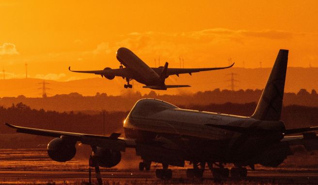 Damit der Ferienflieger nicht ohne einen abhebt: Bei «Rail and Fly»-Angeboten sollten Urlauber einen ausreichenden Zeitpuffer für die Fahrt zum Flughafen einplanen.