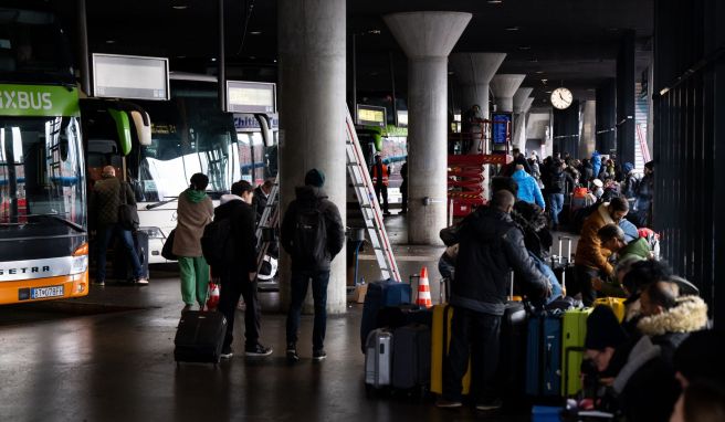 Ausweichen auf Alternativen: Wer am Wochenanfang mit der Bahn reisen wollte, kommt stattdessen vielleicht im Fernbus ans Ziel.