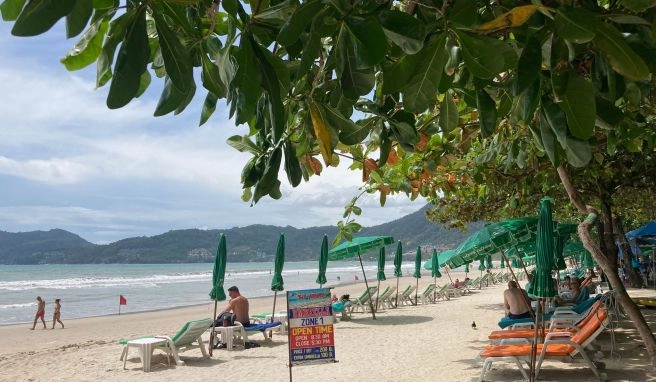 Thailands größte Insel Phuket lockt trotz der weltweiten Ausbreitung der Omikron-Variante des Coronavirus weiterhin zahlreiche Touristen an. 