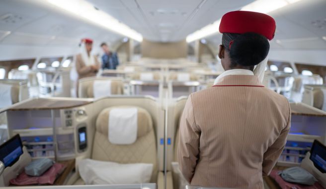 Reine Höflichkeit? Darum begrüßen Flugbegleiter alle Passagiere
