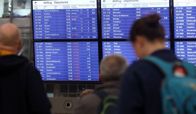 Verspätungen und Ausfälle müssen nach Wiederaufnahme des Flugverkehrs geregelt werden. Verspätungen und Ausfälle müssen nach Wiederaufnahme des Flugverkehrs geregelt werden.