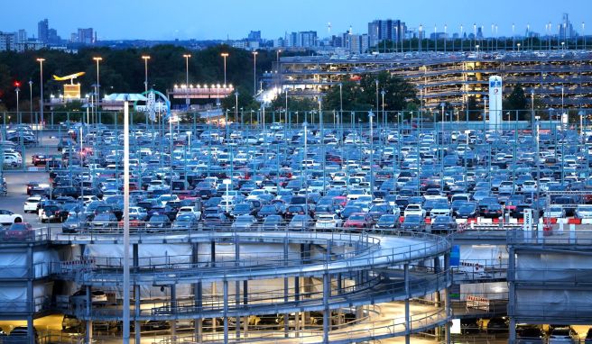 Gut gebucht: Wer sich früh um einen Parkplatz am Flughafen bemüht, kommt oft günstiger weg.