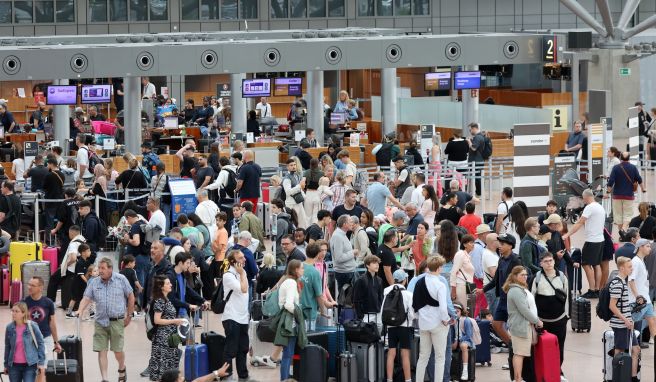 Das müssen Sie wissen  Klimaproteste am Flughafen: Welche Rechte haben Reisende?