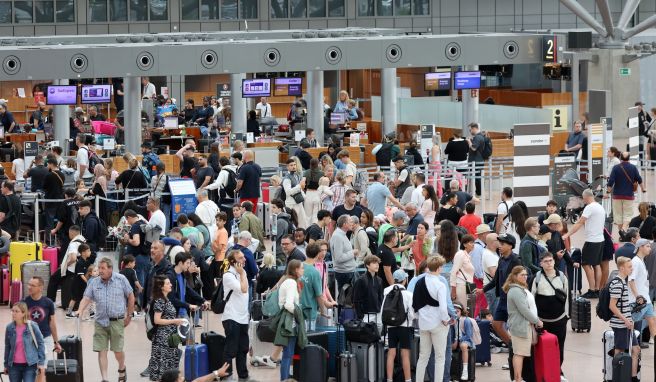 Geduldsprobe zum Urlaubsstart: Wenn wegen Protesten der Flugplan nicht eingehalten werden kann, bedeutet das Stress für viele Reisende.