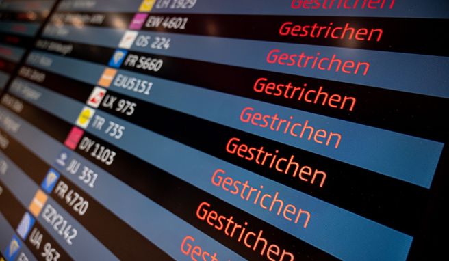 Nichts geht mehr: Am Hauptstadtflughafen Berlin-Brandenburg sind wegen des Warnstreiks des Sicherheitspersonals am Montag rund 200 Abflüge gestrichen worden.