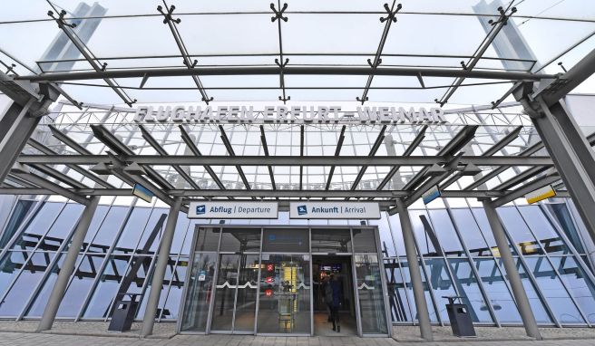 Schulkinder, Familien und alle Interessierten können ab Dienstag zweimal wöchentlich den Flughafen Erfurt-Weimar aus einer neuen Perspektive kennenlernen.
