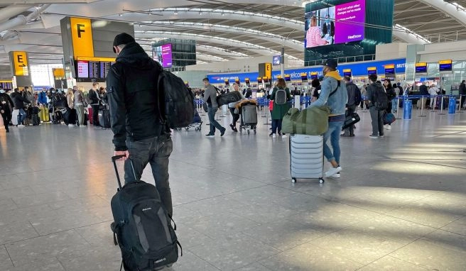 Am britischen Flughafen Heathrow wollen Beschäftigte des Bodenpersonals ab dem 16. Dezember streiken. Das könnte die Pläne vieler Reisenden durcheinanderbringen. Am britischen Flughafen Heathrow wollen Beschäftigte des Bodenpersonals ab dem 16. Dezember streiken. Das könnte die Pläne vieler Reisenden durcheinanderbringen.