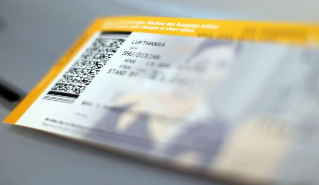 Muss der Name auf dem Flugticket nach der Heirat geändert werden, haben Paare bestenfalls die Heiratsurkunde als Nachweis parat.