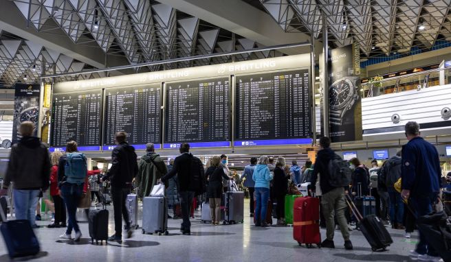 In den Flughäfen von Düsseldorf, Berlin oder Frankfurt bilden sich schon jetzt regelmäßig lange Schlangen. Die Probleme dürften den Sommer über anhalten. 