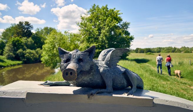 Auch die Bronzeplastik des «Frankfurter Grüngürteltieres», eine Schöpfung des Zeichners und Dichters Robert Gernhardt, ist auf dem Rundwanderweg zu sehen.