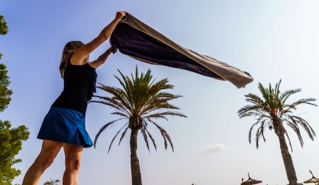 Umfrage zur Urlaubszeit Handtuch rauf, meine Pool-Liege! Wie Urlauber darüber denken