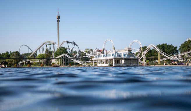 Familienspaß im Freizeitpark: manchmal nass, oftmals teuer. Doch es lässt sich auch Geld sparen, wenn man richtig plant.