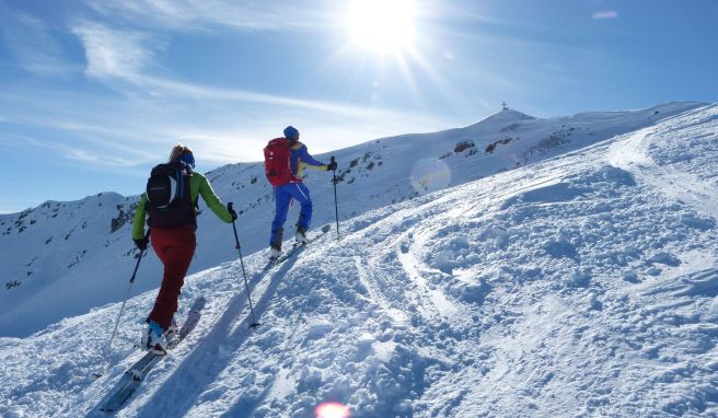 Erhöhtes Risiko zum Saisonstart: Skitourengeher bleiben besser auf den Pisten.