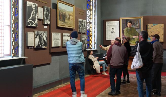 Führung im Stalin-Museum: Besucher lassen sich in einem Saal über das Leben des Sowjetdiktators informieren.