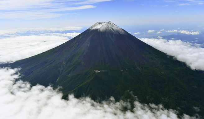 Der Gipfel des Fuji, Japans höchstem Berg zwischen den Präfekturen Yamanashi und Shizuoka, ist schneebedeckt.