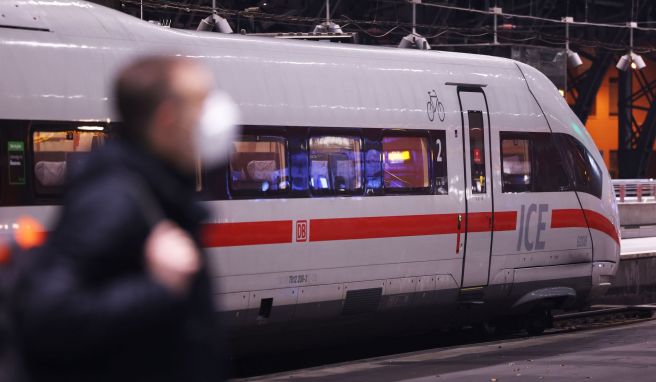 Ab Mitte der Woche könnte in Bussen und Bahnen 3G gelten. Fahrgäste müssen dann mit Stichproben-Kontrollen rechnen. 