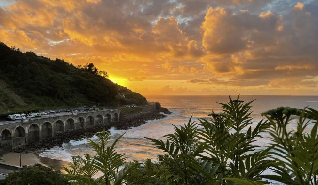 Sonnenuntergang am Gaztetape-Strand von Getaria: Er liegt dem offenen Meer zugewandt, was ihn wegen der Wellen für Surfer attraktiv macht.