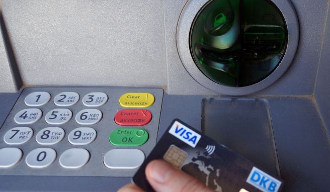 Wo ein Geldautomat steht, beeinflusst die Sicherheit beim Geldabheben im Urlaub.