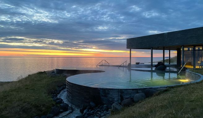 Island-Urlaub: Eintauchen in heiße Quellen und ein Bad i...